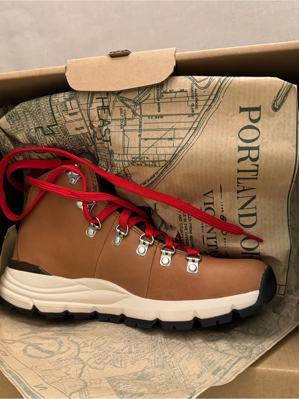 Danner Mountain 600 Women's Saddle Tan Boots with Red Laces - Picture 5 of 14